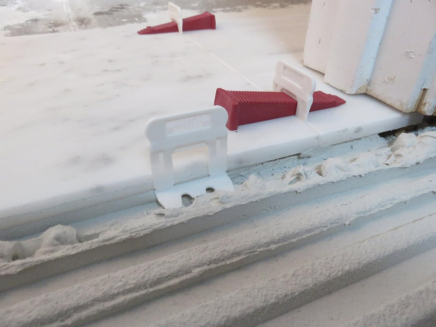 The Perfect Level Master – T-Lock (T-Level) Tile Levelling Clips – Professional Anti Lippage Tile Leveling System